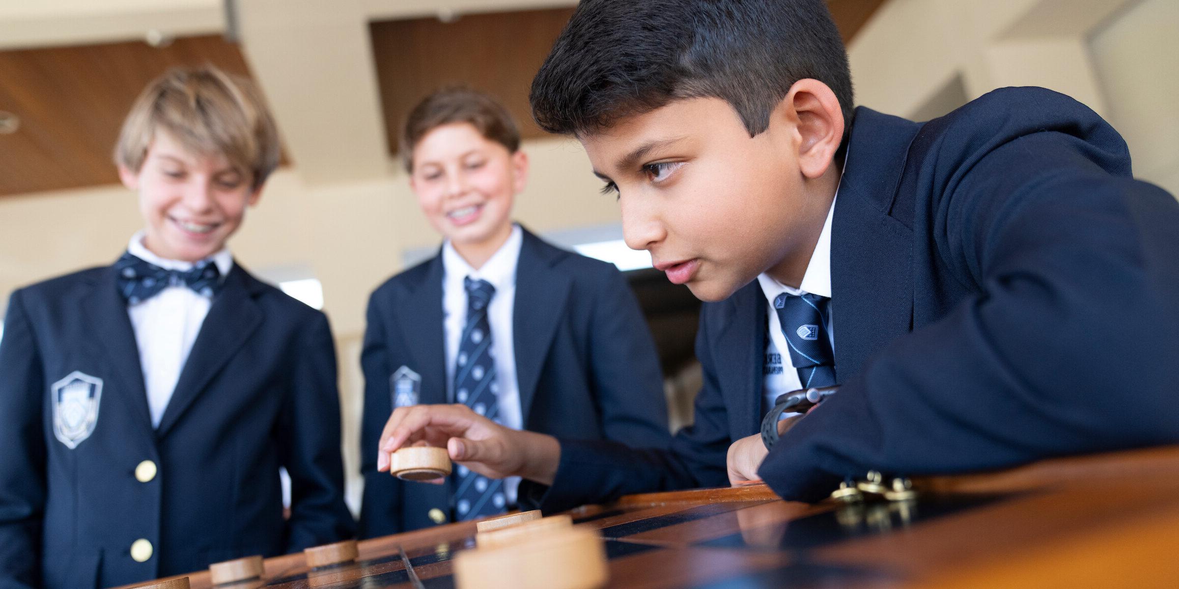 中学部男生下棋